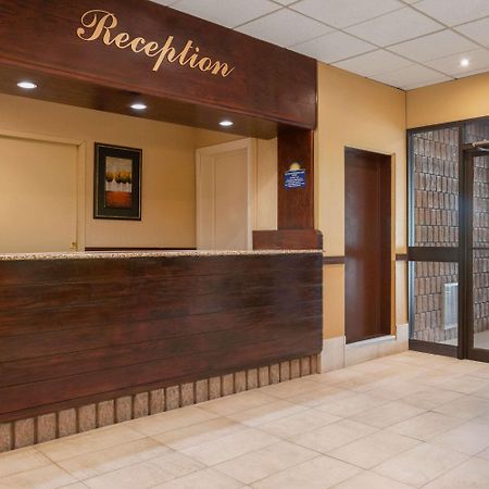 Days Inn By Wyndham Renfrew Conference Centre Exteriér fotografie